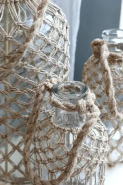 Flasche mit Geflecht und Henkel