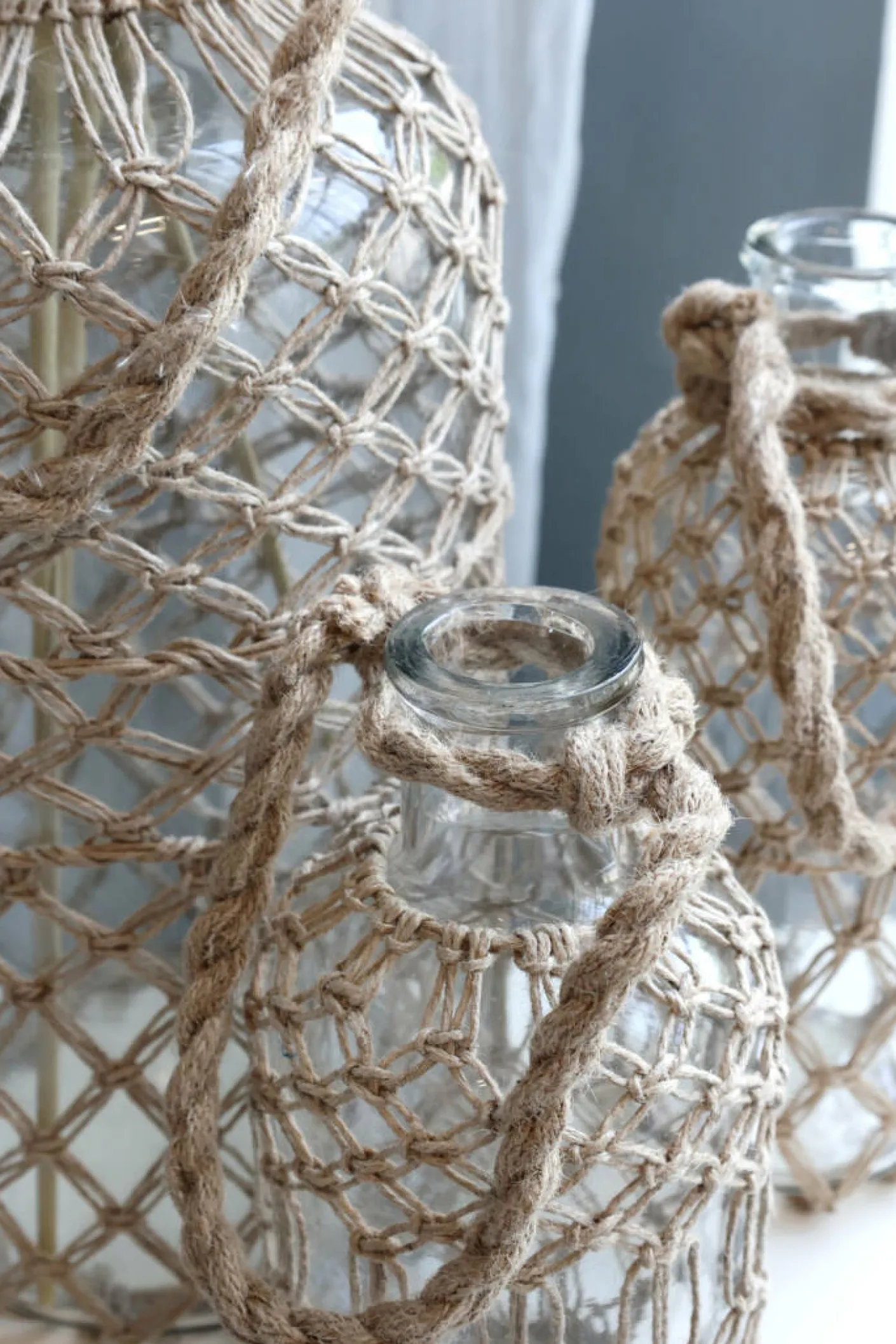 Flasche mit Geflecht und Henkel