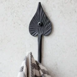 Haken mit Blatt antique schwarz