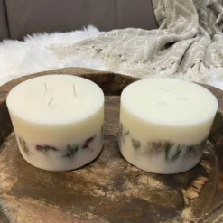 Kerze mit Trockenblumen