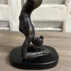 POSE Statue Bronze/Schwarz