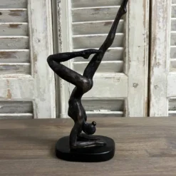 POSE Statue Bronze/Schwarz