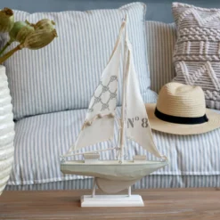 Segelboot auf Fuß creme