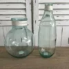 Vase aus recyceltem Glas mit Bast